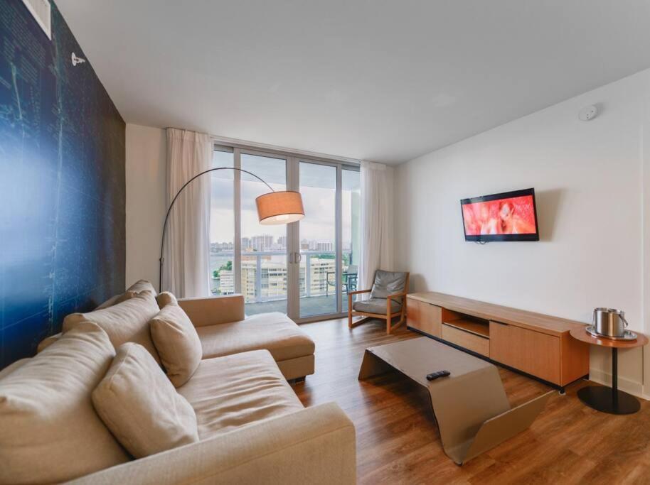 Cozy 1Br Condo Beachwalk Resort Hallandale Beach Exterior photo