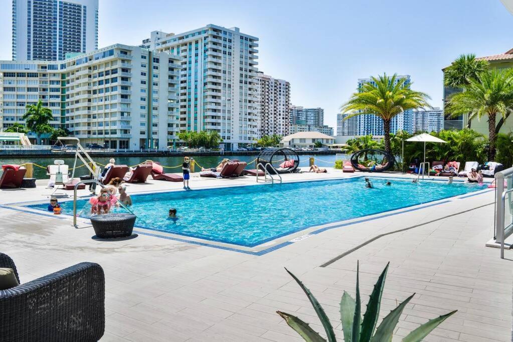 Cozy 1Br Condo Beachwalk Resort Hallandale Beach Exterior photo